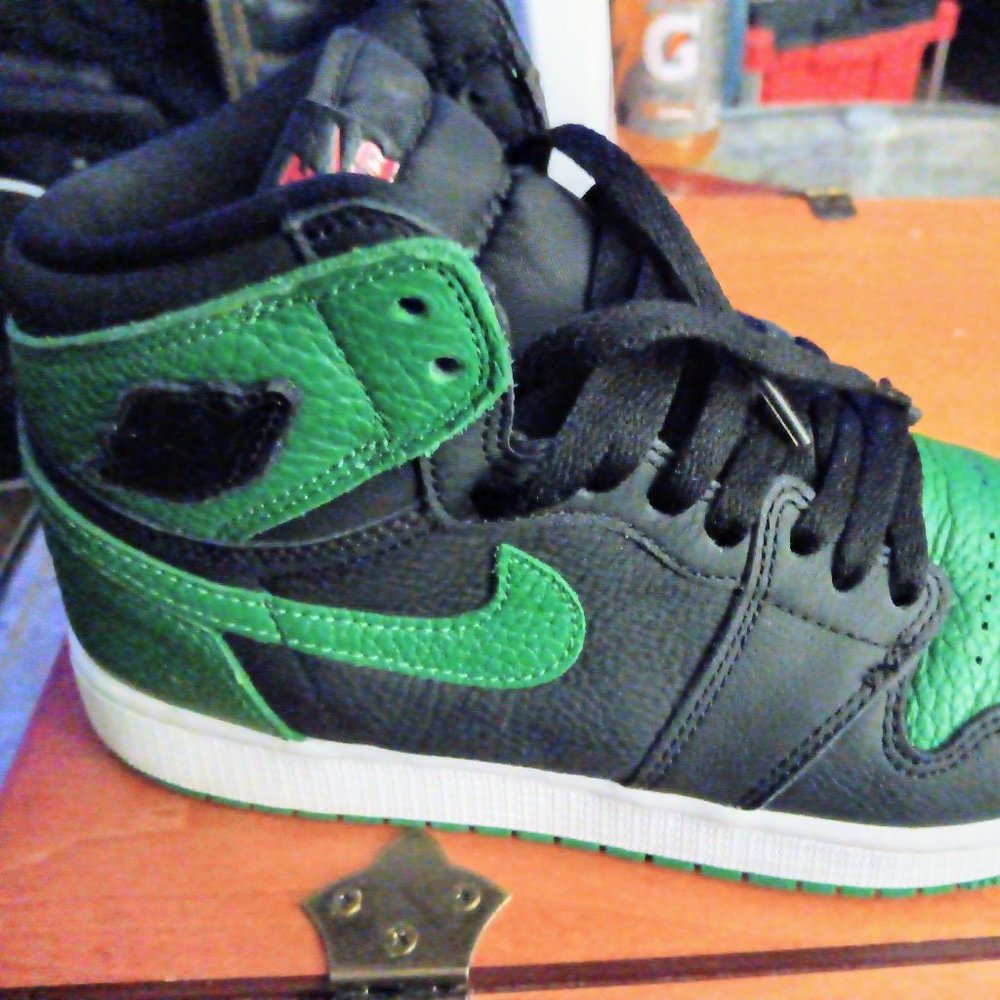 Air Jordan 1 Retro High (Mens 7.5/Women's 9.5)